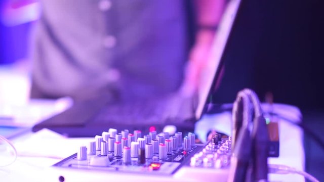 Ingeniero de audio preparando su equipo
