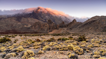 El Teide Teneriffa/ Portugal im Morgenrot, umgeben von Wolken.