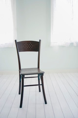 白い部屋と茶色の椅子