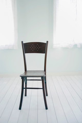 白い部屋と茶色の椅子