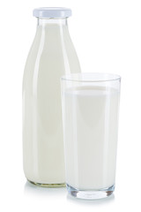 Frische Milch im Glas Flasche Milchglas Milchflasche freigestellt Freisteller isoliert