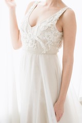 Obraz na płótnie Canvas Young woman posing in a white wedding dress close up
