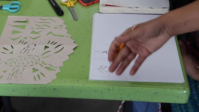 Maestra haciendo manualidades en sal&oacute;n de clase