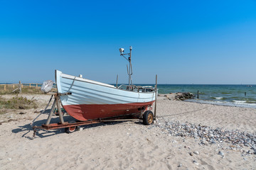 Fischerboot am Strand bei Damp in Schleswig-Holstein, Deutschland