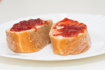 Weißbrot mit Erdbeermarmelade