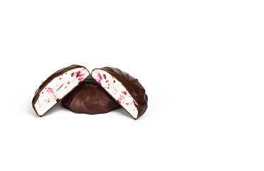 Cut into two pieces of marshmallow in chocolate glaze. Souffle with black currant.