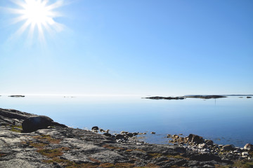 Fototapeta na wymiar Beautiful morning in the Swedish archipelago with no people or boats around