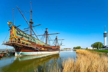 Segelschiff Batavia im Hafen Lelystad - obrazy, fototapety, plakaty