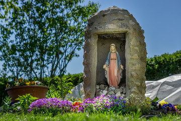 Selbstgebaute Madonnen Grotte