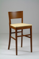 Sgabello in legno su sfondo bianco