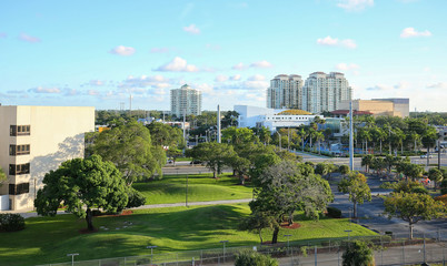 Obraz premium Widok z lotu ptaka na południe w kierunku dzielnicy Arts & Entertainment District w centrum Fort Lauderdale na Florydzie, USA.