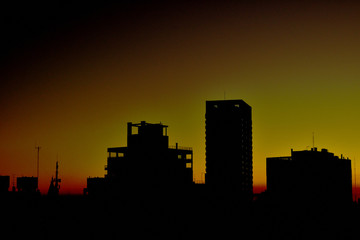 el atardecer en la ciudad