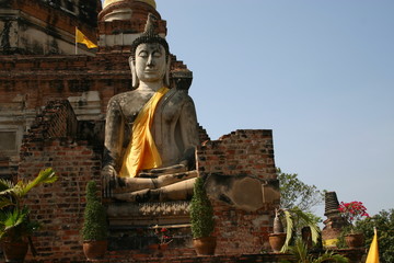 Große Buddha Figur mit gelber Scherpe