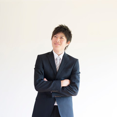 腕組みをするビジネスマン