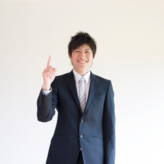 指差しをするビジネスマン