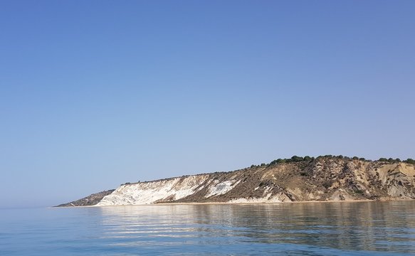 mare e roccie bianche a Porto Empedocle.