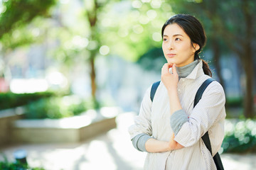 女性　新緑　ライフスタイル