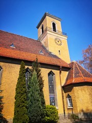 kleine Kirche in polnischer Stadt