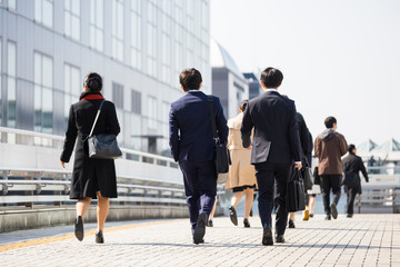 Obraz premium 若い人たちのスーツの後ろ姿