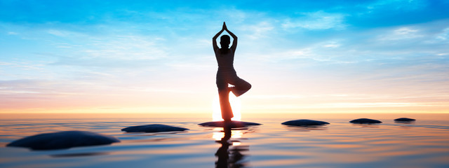 Yoga au bord de la mer - salutation au soleil