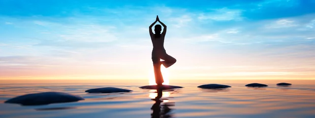 Fotobehang Yoga aan zee - zonnegroet © peterschreiber.media