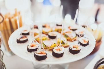 Assortiment de sushis makis sur une table de cocktail