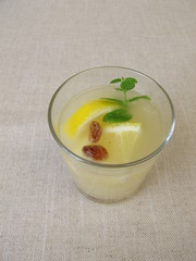 Kwas, ein Glas selbst gemachtes Brotbier mit Zitrone, Minze und Rosinen