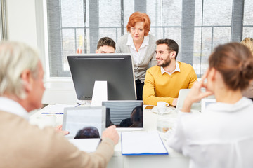 EDV Schulung am Computer im Büro