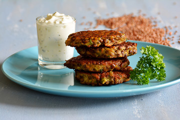 herzhafte Linsenbratlinge mit Joghurtdip	