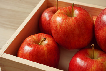 Apple in a wooden box. Apple on the table. 木箱に入ったリンゴ、テーブルの上の林檎