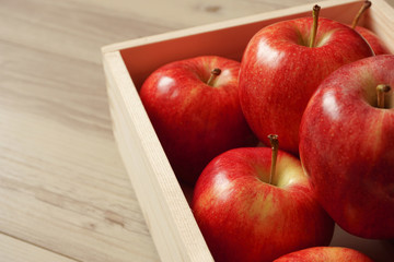 Apple in a wooden box. Apple on the table. 木箱に入ったリンゴ、テーブルの上の林檎