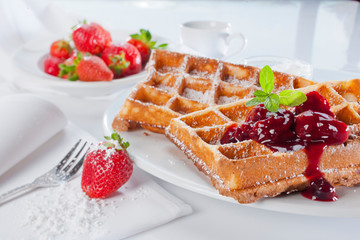 Waffeln mit Erdbeeren