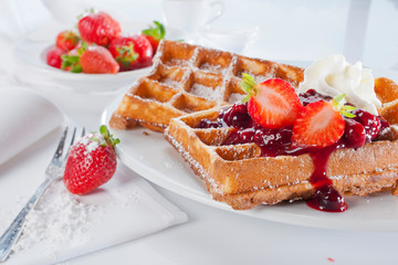 Waffeln mit Erdbeeren