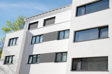 Fototapeta na wymiar moderne, weisse Fassade eines Neubauhauses