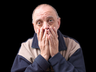 portrait vieil homme honteux sur fond noir