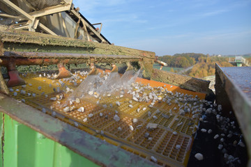 Sortiermaschine in einem Kieswerk - Fliessband mit Sand // Sorting machine in a gravel plant -...