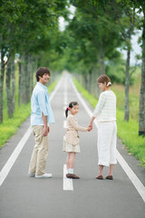 一本道で手をつなぐ親子