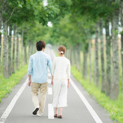 草原で手をつなぐ家族の後姿 Wall Mural Wallpaper Murals Ohayou 草原で手をつなぐ家族の後姿 Wall Mural Wallpaper Murals Ohayou