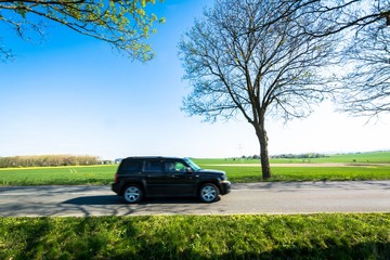 Auto auf der Landstraße