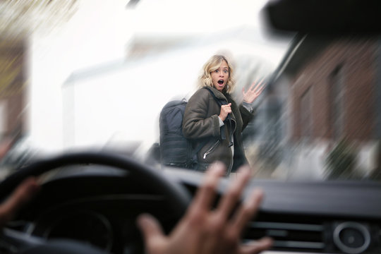 Fu&szlig;g&auml;ngerin wird von einem Auto angefahren