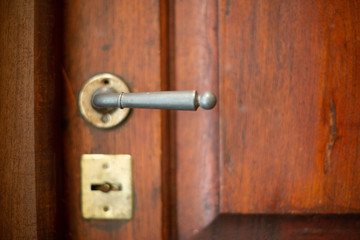 Obraz premium puerta de madera picaportes oportunidad desenfoque abrir