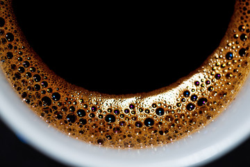 Naklejki  Pachnąca czarna kawa w filiżance. Dym z czarnej gorącej kawy. Kawa reklamowa.