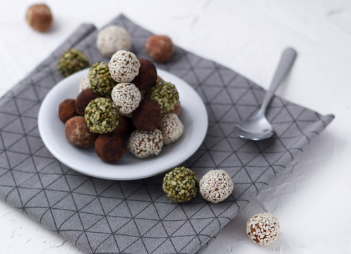 Healthy organic energy bites with sesame, kerob and hemp.