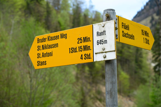 Wanderwegweiser im Ranft, Flüeli-Ranft, Obwalden, Schweiz