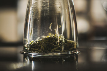 Vertical brewing of a tea