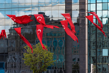 Türkische Flaggen vor Glasfassade
