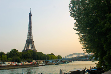 Fototapeta na wymiar Torre eifel de paris bonito panorama