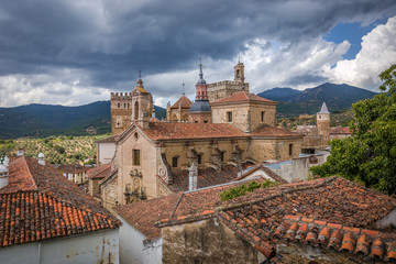 Królewski klasztor Santa Maria de Guadalupe, prowincja Caceres, Hiszpania - obrazy, fototapety, plakaty
