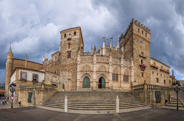 Fototapeta na wymiar Królewski klasztor Santa Maria de Guadalupe, prowincja Caceres, Hiszpania