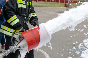 Supply of foam from a foam generator, fire extinguishing foam flies from the foam generator, which keeps the fireman in combat clothing